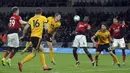 Gelandang Manchester United, Paul Pogba, mengontrol bola saat melawan Wolverhampton Wanderers pada laga Premier League 2019 di Stadion Molineux, Selasa (2/4). Wolverhampton menang 2-1 atas Manchester United. (AP/Rui Vieira)