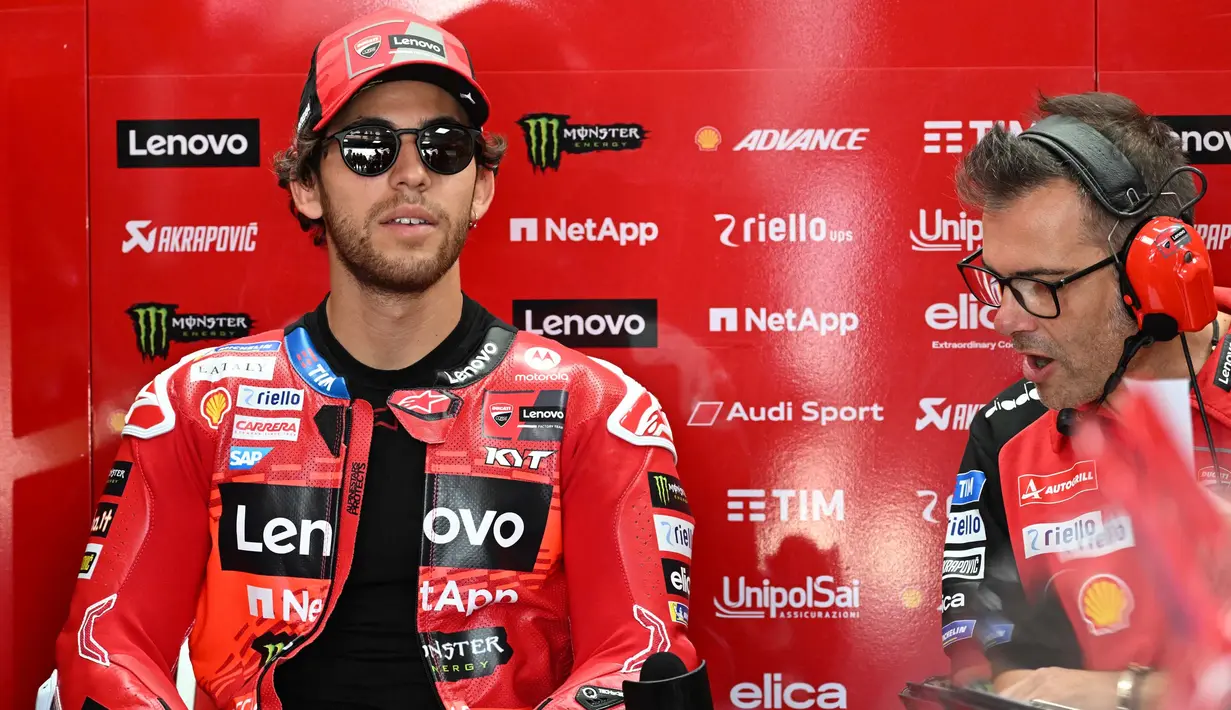 Pembalap Ducati Lenovo Team, Enea Bastianini (kiri) bersiap sebelum sesi latihan bebas balapan MotoGP 2024 di Sirkuit Internasional Pertamina Mandalika, Lombok, Nusa Tenggara Barat, Jumat 27 September 2024. (SONNY TUMBELAKA/AFP)
