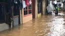 Warga beraktivitas di tengah banjir yang merendam kawasan Kebon Pala, Jakarta Timur, Selasa (25/2/2020). Akibat banjir yang tak kunjung surut, aktivitas warga di kawasan tersebut menjadi terganggu, terlebih dengan adanya pemadaman listrik. (Liputan6.com/Immanuel Antonius)