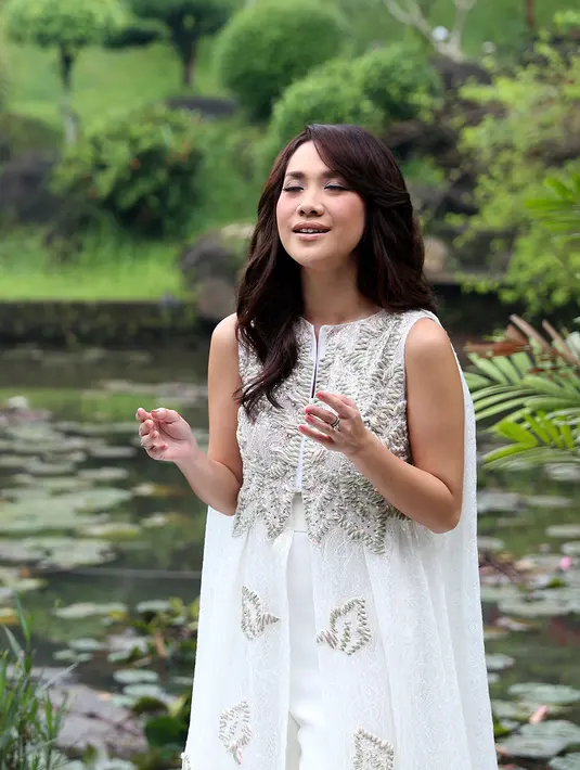 Jelang perilisannya, film 3 Srikandi turut menghadirkan lagu untuk soundtrack berjudul 'Tundukkan Dunia'. Soundtrack film ini turut diciptakan dan diproduseri Andi Rianto dan Almarhum Arie SW. (Andy Masela/Bintang.com)