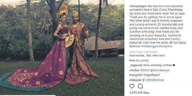 John Legend kenakan baju adat Bali/Instagram