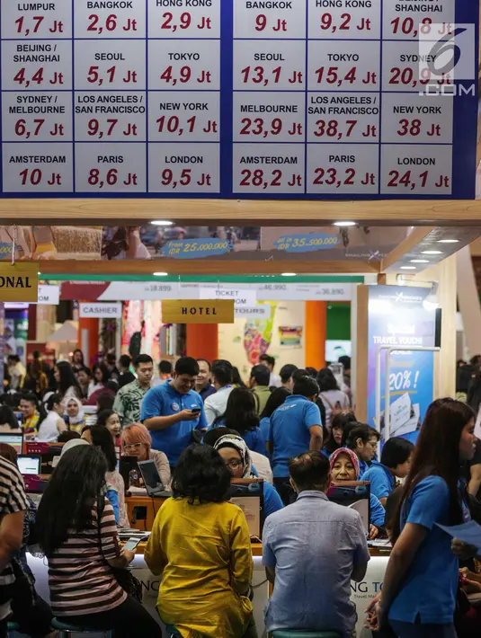 Pengunjung memadati gerai perjalanan wisata dalam acara Astindo Travel Fair 2019 di JCC Senayan, Jakarta, Jumat (22/2). Astindo Travel Fair 2019 didukung oleh 19 maskapai penerbangan berskala internasional. (Liputan6.com/Faizal Fanani)