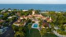 <p>Pemandangan udara rumah milik Presiden Donald Trump di Mar-a-Lago, Palm Beach, Florida, Amerika Serikat, 10 Agustus 2022. Donald Trump mengatakan pihaknya kooperatif dengan semua lembaga pemerintah terkait dalam penggeledahan yang terjadi secara mendadak itu. (AP Photo/Steve Helber)</p>