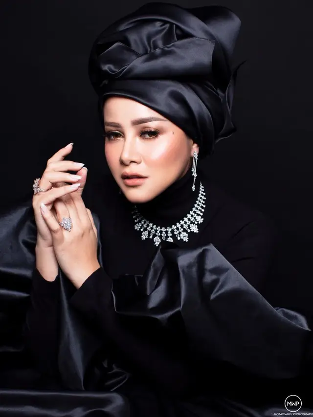 Gaya 10 Selebriti saat Pemotretan Bertema All Black, Tampil Elegan