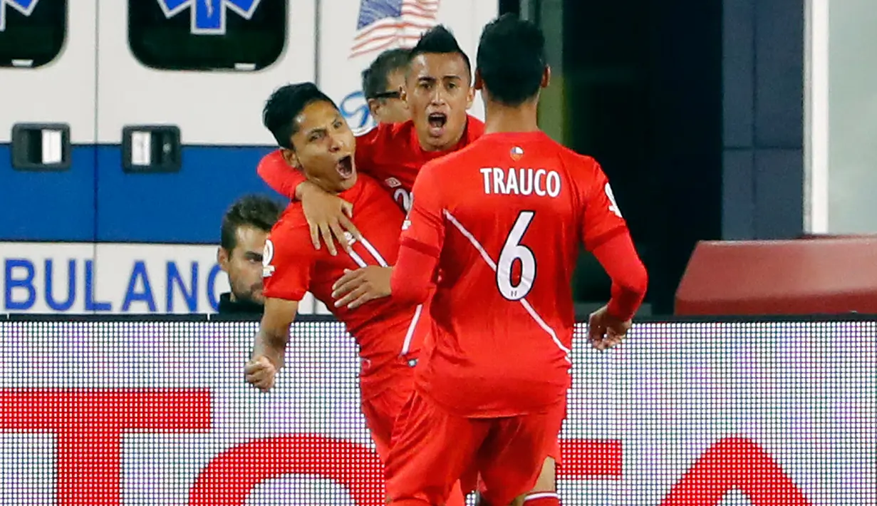 Penyerang Peru, Raul Ruidiaz (kiri) melakukan selebrasi bersama rekannya usai mencetak gol kegawang Brasil pada pertandingan Copa America 2016  di Stadion Gillette, AS, (13/6). Peru mengalahkan Brasil dengan skor 1-0. (Winslow Townson-USA TODAY Sports)