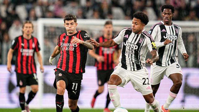 Christian Pulisic (kiri) berebut bola dengan Weston McKennie di laga Juventus vs AC Milan di pekan ke enam Serie A 2025/2026 di Allianz Stadium, Senin (06/10/2025). (Marco Alpozzi/LaPresse via AP)