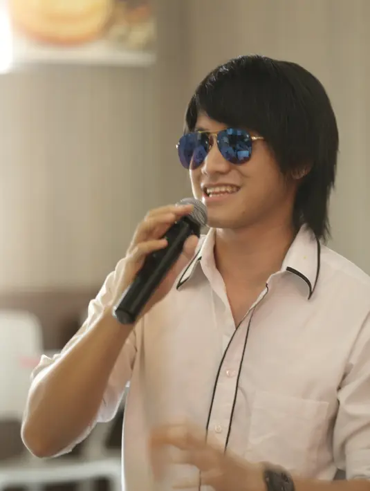 "Ada di Kemang. Istilahnya buat masa depan lah. Jadi saya jual mobil buat ditukar sama rumah yang ada di Kemang. Jadi pindah agak ketengah, ya fungsinya supaya bahagia," ujar Kevin Aprilio, di kawasan Kemang, Jumat (24/2). (Galih W. Satria/Bintang.com)