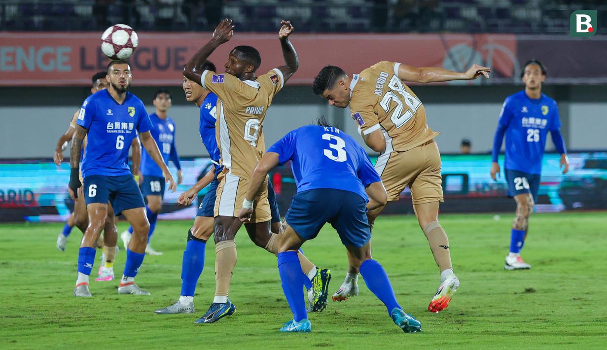 Pemain Dewa United, Alexis Messidoro, mencetak gol melalui tandukan kepala ke gawang Tainan City FC pada matchday kedua Grup E AFC Challenge League 2025/2026 di Stadion Indomilk Arena, Rabu (29/10/2025) malam WIB. (Bola.com/M Iqbal Ichsan)