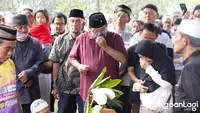 Dunia hiburan kembali berduka. Salah satu tokoh ikonik di Si Doel Anak Sekolahan, Koh Ahong meninggal dunia pada Selasa (13/6/2023). Siang harinya, Koh Ahong atau Kasiman atau Salman Al Farisi langsung dimakamkan. Isak tangis keluarga mengiringi pemakaman Koh Ahong. [Foto: Bayu Herdianto/KapanLagi.com]