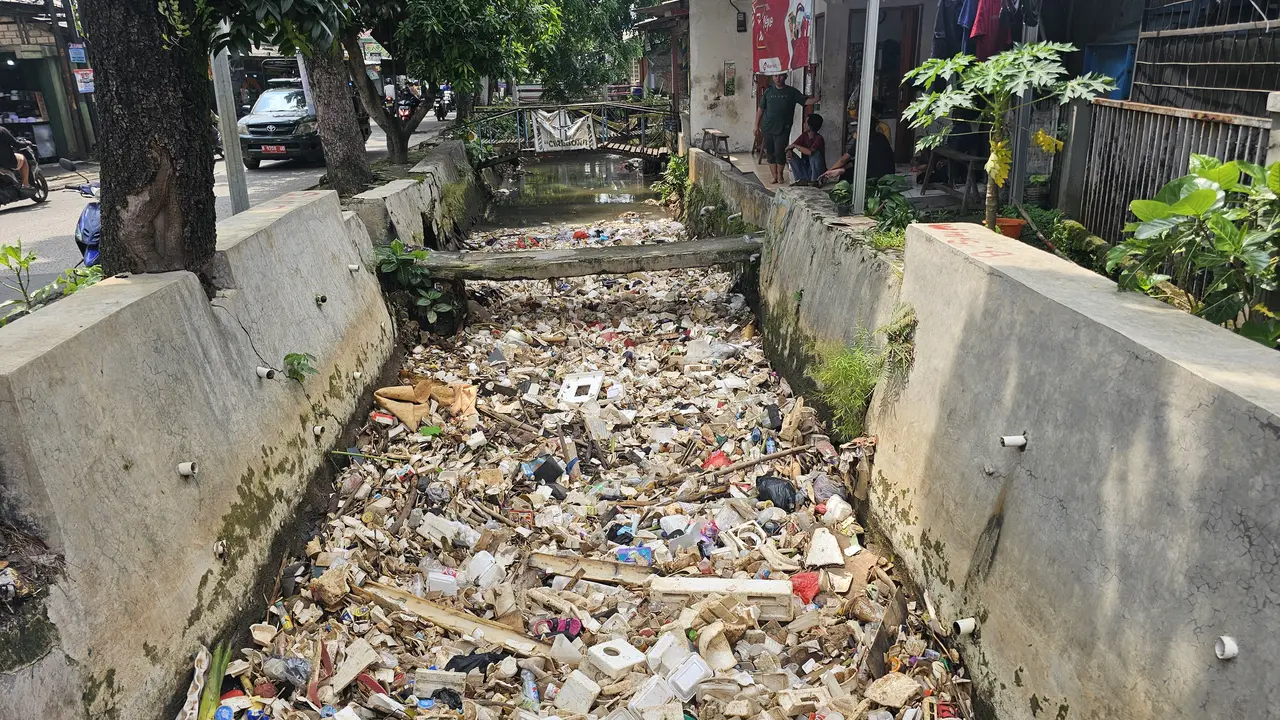 Tumpukan sampah styrofoam penuhi aliran Kali Grogol, Limo, Depok (Liputan6.com/Dicky Agung Prihanto)