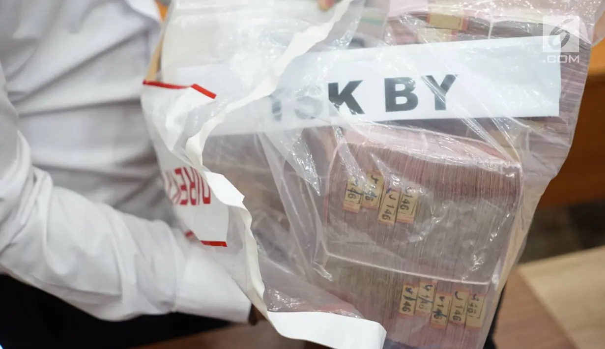 Barang bukti uang ditunjukkan saat rilis kasus penipuan jaringan internasional di Bareskrim Polri, Jakarta, Rabu (7/7). Polisi menangkap lima orang pelaku dengan nilai kerugian mencapai Rp 113 miliar dengan barang bukti uang tunai, BPKB, mobil, hingga buku tabungan. (Liputan6.com/Immanuel Antonius)