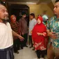 Pemilik PT Assyifa Mandiri Wisata, Ali Zainal Abidin memberikan penjelasan kepada calon jemaah yang mendatangi rumahnya di Pondok Bambu, Jakarta, Kamis (7/9). Mereka meminta kejelasan uang yang telah diserahkan sejak 2016. (Liputan6.com/Immanuel Antonius)