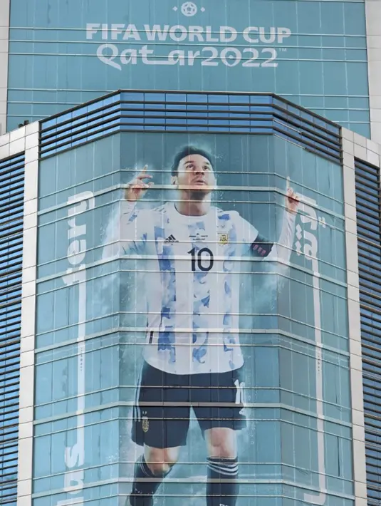 <p>Gambar besar kapten Argentina Lionel Messi dipajang di sebuah gedung jelang Piala Dunia 2022 di Doha, Qatar, Minggu (6/11/2022). Piala Dunia 2022 akan dimulai pada 20 November 2022 hingga 18 Desember dengan menampilkan pertandingan pembuka antara tuan rumah Qatar vs Ekuador pada 20 November 2022. (Gabriel BOUYS/AFP)</p>
