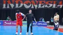Pemain Timnas Futsal Indonesia, Israr Megantara (kiri) bersama pelatih Hector Souto Vazquez usai berlaga melawan Iran pada final Piala Asia Futsal 2026 di Indonesia Arena, Kompleks Gelora Bung Karno, Senayan, Jakarta, Sabtu (7/2/2026). Kalah dalam drama adu penalti, Timnas Futsal Indonesia harus puas finis sebagai runner-up Piala Asia Futsal 2026. (Bola.com/Bagaskara Lazuardi)