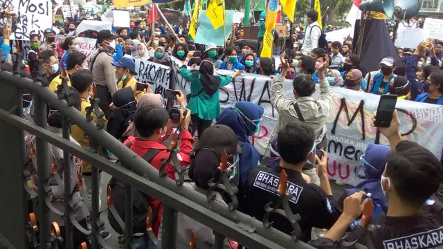 Demonstrasi menolak Omnibus Law UU Cipta Kerja di Purwokerto. (Foto: Liputan6.com/Rudal Afgani Dirgantara)