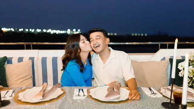 7 Potret Anniversary Pernikahan Sarwendah dan Ruben Onsu, Seru Rayakan di Kapal