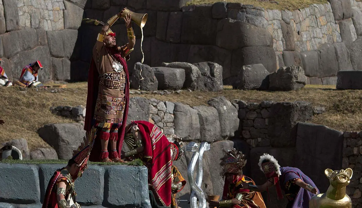 Aktor David Ancca yang berperan sebagai Kaisar Inca memainkan adegan menumpahkan minuman yang disebut "chicha" saat upacara Inca "Inti Raymi" di reruntuhan Saqsaywaman di Cuzco, Peru (24/6). (AP/Martin Mejia)