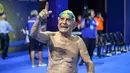 George Corones dari Australia menunjuk ke kolam Gold Coast Aquatic Centre di Gold Coast, Queensland (28/2). George Corones, berhasil memecahkan rekor dunia renang 50 meter dalam uji coba Commonwealth Games. (AFP/Swimming Australia)