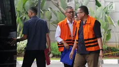 Tersangka mantan Kalapas Sukamiskin, Wahid Husein (tengah) dan pejabat Kemendagri Dudy Jocom (kanan) tiba di Gedung KPK, Jakarta, Selasa (7/8). Wahid Husein diduga menerima hadiah terkait suap sel mewah Lapas Sukamiskin. (Merdeka.com/Dwi Narwoko)