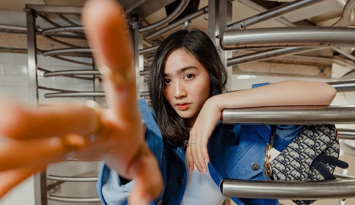 Febby Rastanty beserta sejumlah seleb Tanah Air didapuk sebagai perwakilan dari brand fashion lokal Erigo untuk menghadiri NYFW. Artis kelahiran 1996  ini kerap kali membagikan OOTDnya selama di kota The Big Apple.(Liputan6.com/IG/@febbyrastanty)