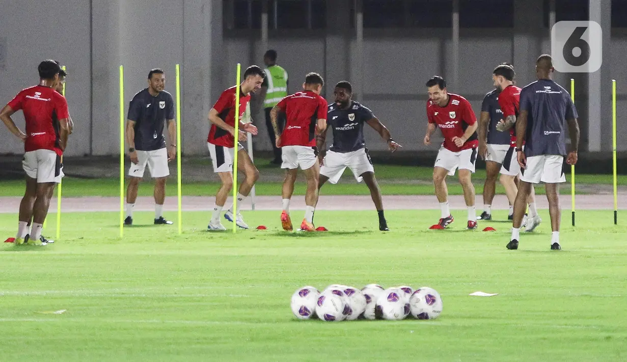 Pada sesi latihan kali ini, seluruh pemain Indonesia yang tersedia berpartisipasi. Termasuk sandy Walsh dan Ole Romeny yang sebelumnya berhalangan. (Liputan6.com/Herman Zakharia)