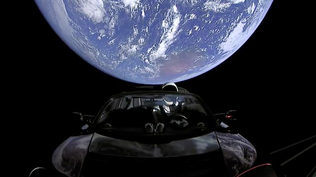 Lewat Roket Falcon Heavy, Ini Mobil Listrik Pertama yang ke Luar Angkasa