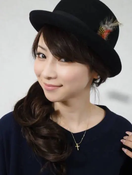 Masako Mizutani berpose dengan aksesoris topi hitam. Pada 2015 saat berusia 47 tahun, Masako dinobatkan sebagai pemenang kontes kecantikan Youthful Pageant Jepang. (Instagram/masako_mizutani)