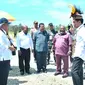 Jokowi meninjau pembangunan jalan di wilayah Desa Kenyam, Kabupaten Nduga, Provinsi Papua. 