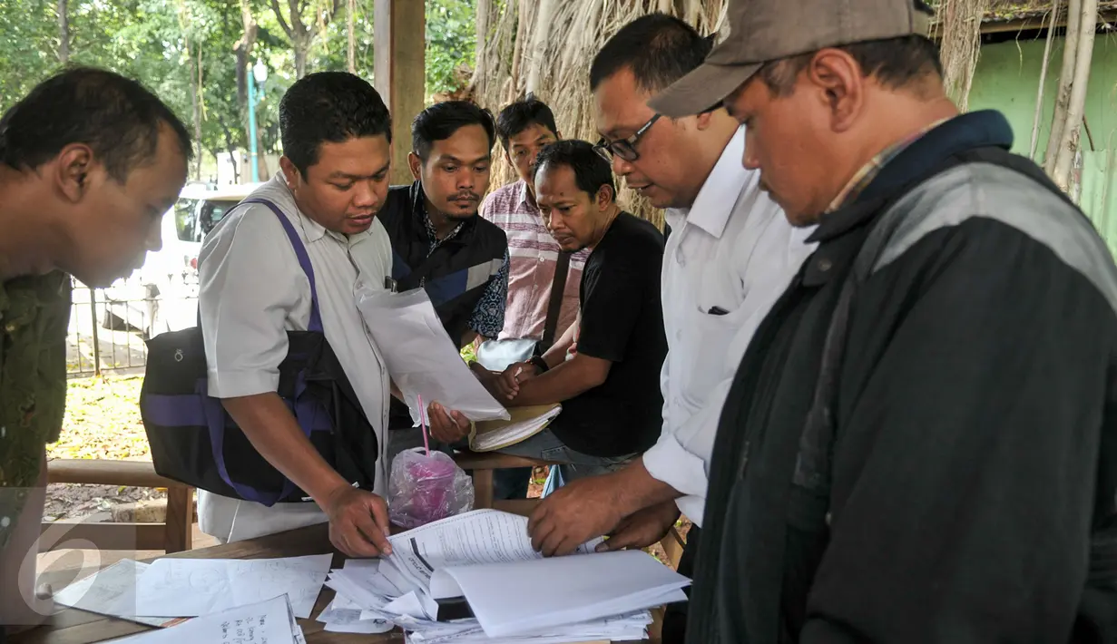 Petugas Kepolisian mendata korban kasus dugaan penipuan dan penggelapan investasi fiktif Pandawa Group, Jakarta, Rabu (22/2). Polda buat posko crisis center untuk korban kasus dugaan penipuan investasi fiktif Pandawa Group. (Liputan6.com/Yoppy Renato)