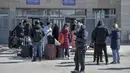 Gelombang pergerakan warga Iran yang menyeberang ke Turki kembali terjadi pada Selasa 3 Maret 2026. Tampak dalam foto, warga negara Iran tiba di Turki setelah melewati perbatasan Kapikoy/Razi di Provinsi Van, Turki timur laut, pada Selasa 3 Maret 2026, sehari setelah kedua negara tersebut secara bersama-sama menangguhkan penyeberangan harian di perbatasan mereka karena serangan Israel-Amerika Serikat yang terus menghantam wilayah Republik Islam tersebut. (Ali IHSAN OZTURK/AFP)