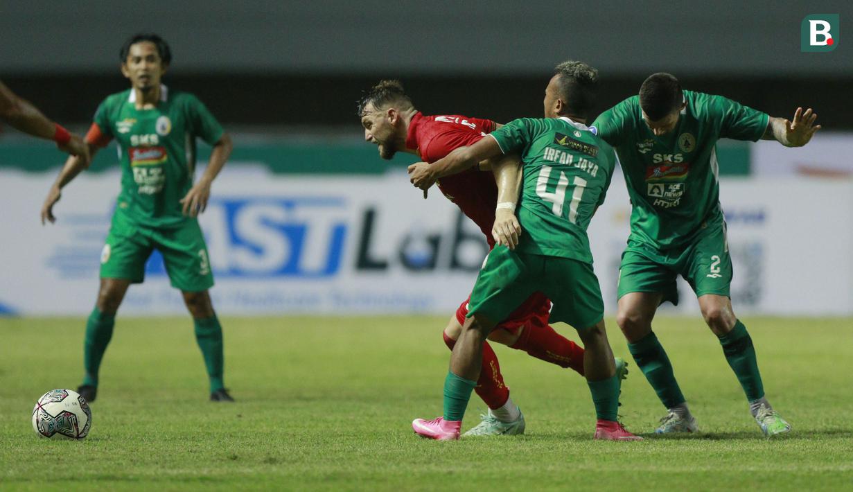 Pemain Persija jakarta, Marko Simic, berusaha melewati pemain PSS Sleman, Asyraq Gufron, pada laga BRI Liga 1 di Stadion Pakansari, Bogor, Minggu (5/9/2021). (Foto: Bola.com/M Iqbal Ichsan)