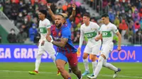 Memphis Depay mencetak gol penentu kemenangan Barcelona atas Elche pada pekan ke-27 Liga Spanyol di Stadion Manuel Martinez Valero, Minggu (6/3/2022). Barcelona menang 2-1.(JOSE JORDAN / AFP)