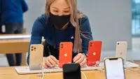 Para pembeli pertama iPhone 12 memamerkan perangkat yang baru dibelinya di Apple Store Orchard Road Singapura (Foto: Apple Newsroom)