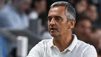 Pelatih Timnas Prancis U-17, Jean-Luc Vannuchi saat mendampingi skuadnya di Euro U-17 2023 (AFP/Attila Kisbenedek)