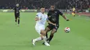 Namun, hingga babak pertama usai laga antara Persija Jakarta melawan PSIM Yogyakarta berakhir tanpa gol. Tampak dalam foto, gelandang Persija, Alan Cardoso De Andrade (Cardoso) berebut bola dengan pemain PSIM pada pertandingan pekan ke-14 BRI Super League musim 2025/2026 di Stadion Utama Gelora Bung Karno, Jakarta, Jumat (28/11/2025). (Bola.com/M Iqbal Ichsan)