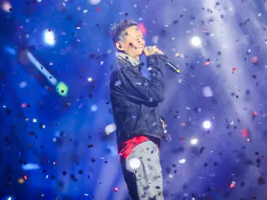 Pendiri dan ketua eksekutif Alibaba Group, Jack Ma menyanyikan sebuah lagu saat Festival Musik Yunqi di Hangzhou, China (11/10). Jack Ma tampil dengan mengenakan kaos dipadu dengan jaket denim. (AFP Photo/STR/China Out)