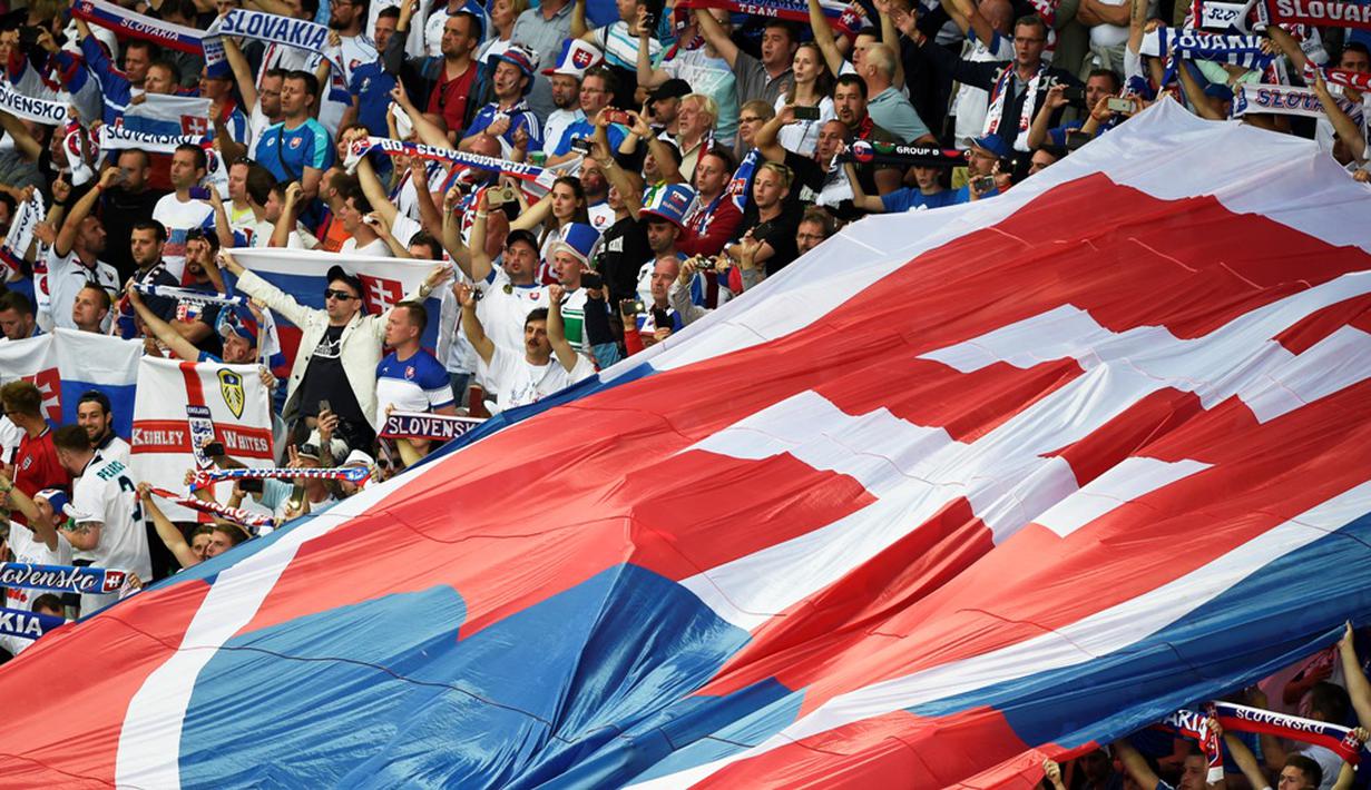 Aksi suporter Slovakia saat melawan Inggris pada laga terakhir Grup B Piala Eropa 2016 di Stade Geoffroy-Guichard, Saint-Etienne, Selasa (21/6/2016) dini hari WIB. (AFP/Jean-Philippe Ksiazek)
