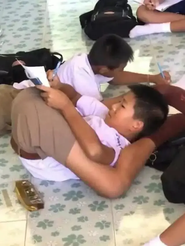 6 Potret Absurd Anak-Anak Bertingkah Menyusahkan Diri Sendiri Ini Kocak