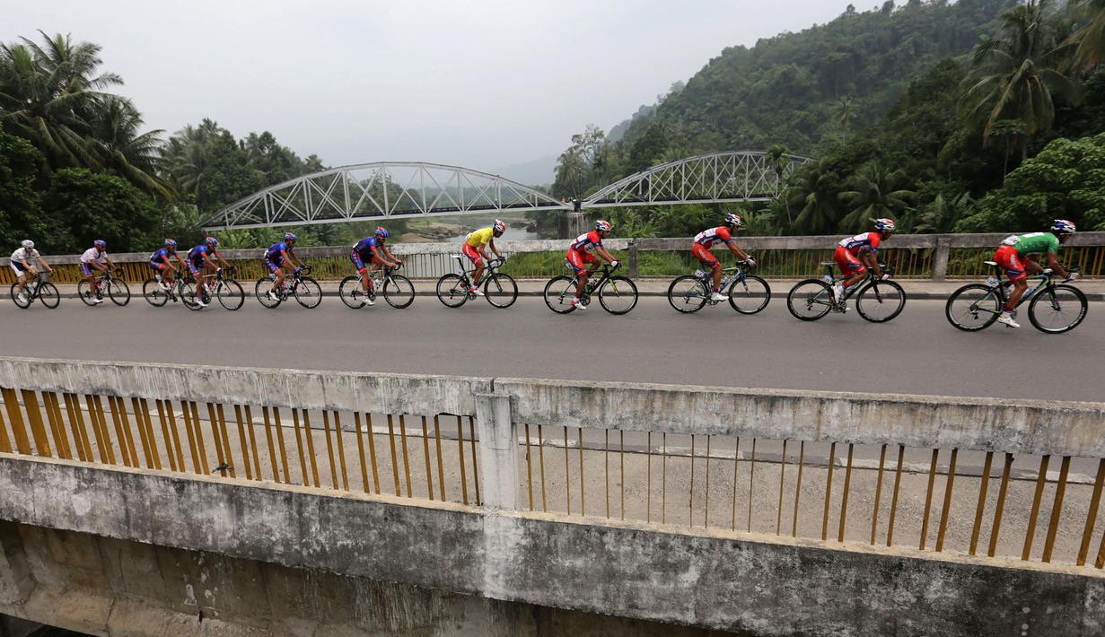 Para pebalap saat beraksi dalam Etape 9 Tour de Singkarak 2015 dari Padang Panjang menuju Padang, Sumatra Barat, Minggu (11/10/2015). (Bola.com/Arief Bagus)