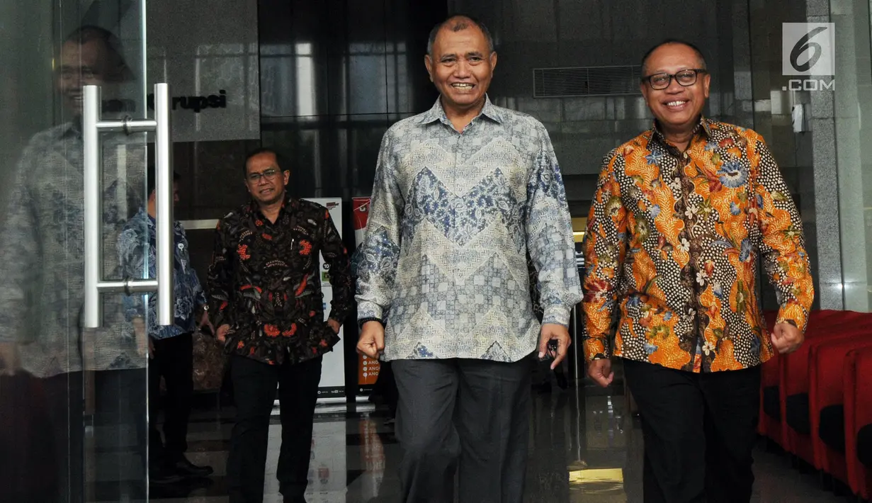 Ketua KPK Agus Rahardjo dan Dirut BPJS Ketenagakerjaan Agus Susanto seusai penandatanganan nota kesepahaman di Gedung KPK, Jakarta, Rabu (13/2). MoU berisi kerja sama pencegahan hingga kajian sistem jaminan sosial di Indonesia. (Merdeka.com/Dwi Narwoko)