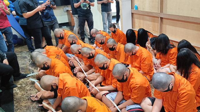 Subdit Jatanras Ditreskrimum Polda Metro Jaya membongkar kasus judi online berkedok game online. Kasus tersebut rupanya dilakoni oleh satu keluarga yang masing-masing berinisial EA (48), AL (48), NA (23) AT (22) dan IL (44). (Merdeka.com/Rahmat Baihaqi)