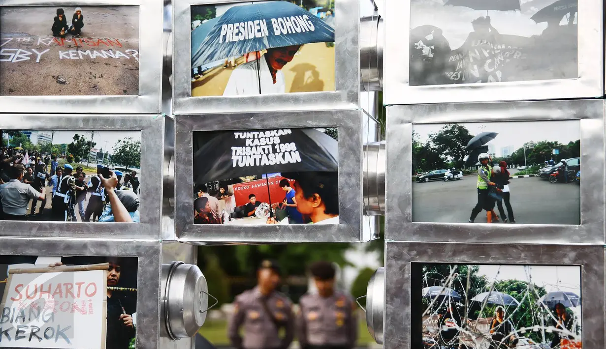 Sejumlah foto dipajang saat Jaringan Solidaritas Korban untuk Keadilan (JSKK) melakukan Aksi Kamisan ke-477 di depan Istana Negara, Jakarta, Kamis (19/1). (Liputan6.com/ Immanuel Antonius)
