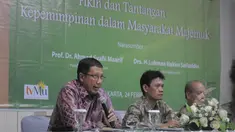 Menteri Agama RI Lukman Hakim Saifuddin (kiri) saat menjadi pembicara di seminar fikih kebhinnekaan dengan tema "Fikih dan Tantangan Kepimpinan dalam Masyarakat Majemuk" di Hotel Alia, Jakarta, Selasa (24/2/2015). (Liputan6.com/Herman Zakharia)