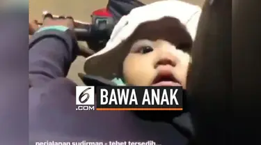 Seorang Ibu driver ojek online, harus membawa buah hatinya saat ia sedang mengantar penumpang. Video ini langsung viral di warganet.