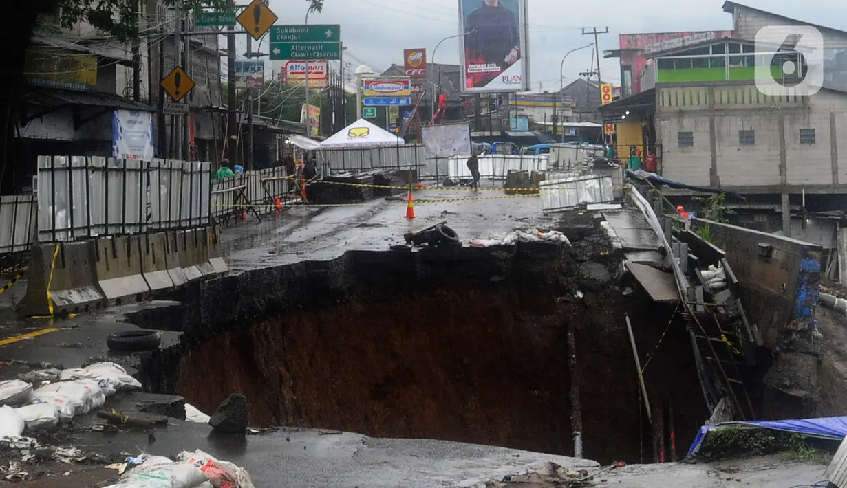 Ruas jalan Jembatan Cikreteg yang longsor di akses jalan nasional Bogor-Sukabumi, Caringin, Kabupaten Bogor, Jawa Barat, Kamis (2/3/2023). Ruas jalan Jembatan Cikereteg longsor pada Senin (27/2/2023) pukul 11.00 WIB akibat tingginya intensitas hujan di wilayah tersebut sehingga semua arus lalu lintas kendaraan menuju ke lokasi itu ditutup total dan kendaraan roda empat dialihkan lewat jalan tol. (merdeka.com/Arie Basuki)