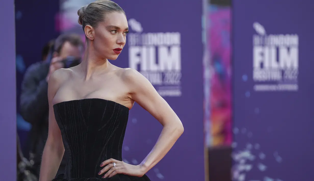 Vanessa Kirby berpose untuk fotografer saat tiba untuk pemutaran perdana film 'The Son' selama Festival Film London 2022 di London, Senin, 10 Oktober 2022. Peran Vanessa dalam film ini muncul setelah penampilannya yang mendapat pujian kritis di Pieces Of A Woman 2020, yang membuatnya mendapatkan nominasi Academy Award untuk Aktris Terbaik. (Photo by Scott Garfitt/Invision/AP)