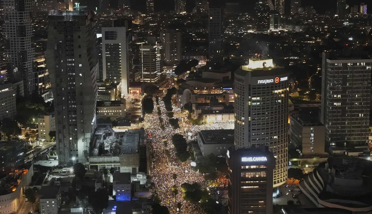 Aksi unjuk rasa ini bertepatan dengan rapat kabinet keamanan Israel. (AP Photo/Ohad Zwigenberg)