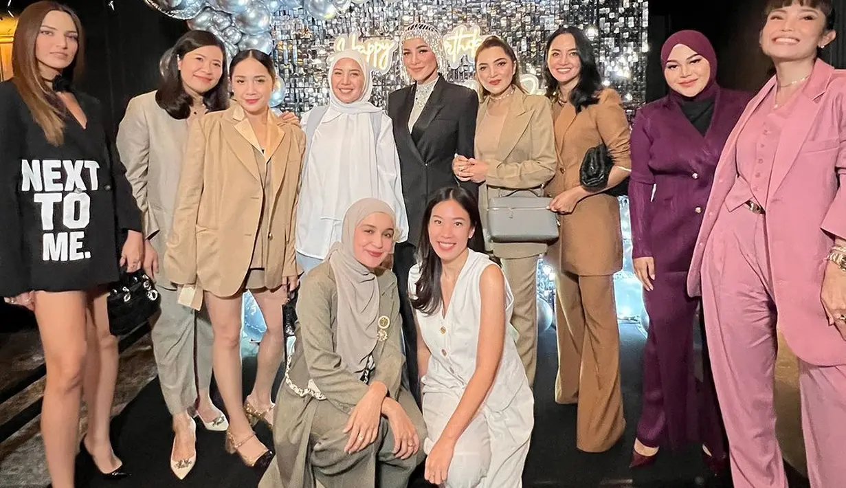 Olla Ramlan sendiri tampil penuh pesona dengan inner silver berkilauan yang serasi dengan head-piece yang dikenakannya bak arabian princess. Penampilannya dipadukan dengan setelan blazer dan celana panjang yang berwarna hitam. [Foto: Instagram/tya_ariestya]
