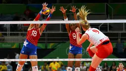 Atlet voli asal Serbia, Brankica Mihajlovic (kanan) melakukan smash saat laga melawan Puerto Rico di Olimpiade Rio 2016, Brasil pada 8 Agustus 2016. (REUTERS / Marcelo del Pozo)