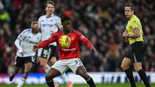 Gelandang Manchester United, Kobbie Mainoo (depan), mengontrol bola pada laga melawan Fulham pada lanjutan Liga Inggris di Old Trafford, Minggu (1/2/2026). (Paul Ellis/AFP)